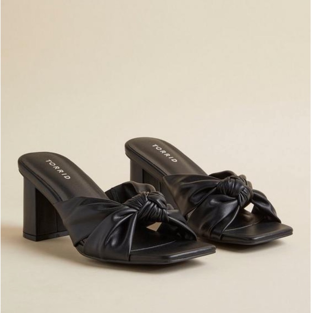 NWT Soft Knot Square Toe Heel (WW)